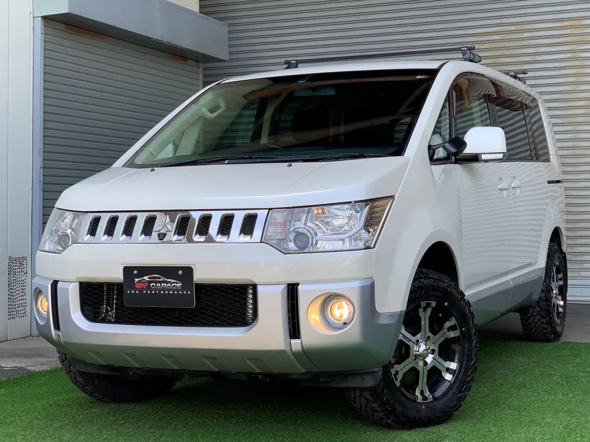 Mitsubishi Delica D:5 2009 — front view