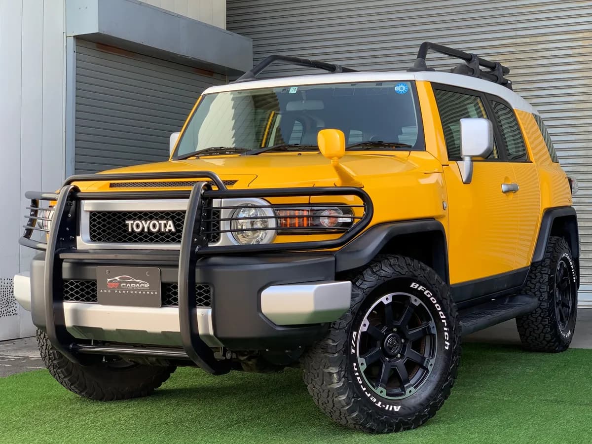 Toyota FJ Cruiser 2011 — front view